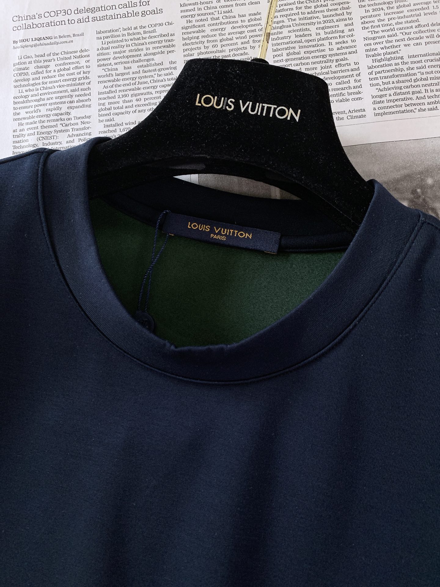 LouisVuitton 路易威登 2026FW早秋新品 新款皮标刺绣短袖👕重磅双面微米羊毛混纺面料打造,上身挺括有型, LouisVuitton 路易威登 2026FW早秋新品 新款皮标刺绣短袖👕重磅双面微米羊毛混纺面料打造,上身挺括有型,