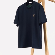 LouisVuitton 路易威登 2026FW早秋新品 新款皮标刺绣短袖👕重磅双面微米羊毛混纺面料打造,上身挺括有型, LouisVuitton 路易威登 2026FW早秋新品 新款皮标刺绣短袖👕重磅双面微米羊毛混纺面料打造,上身挺括有型,