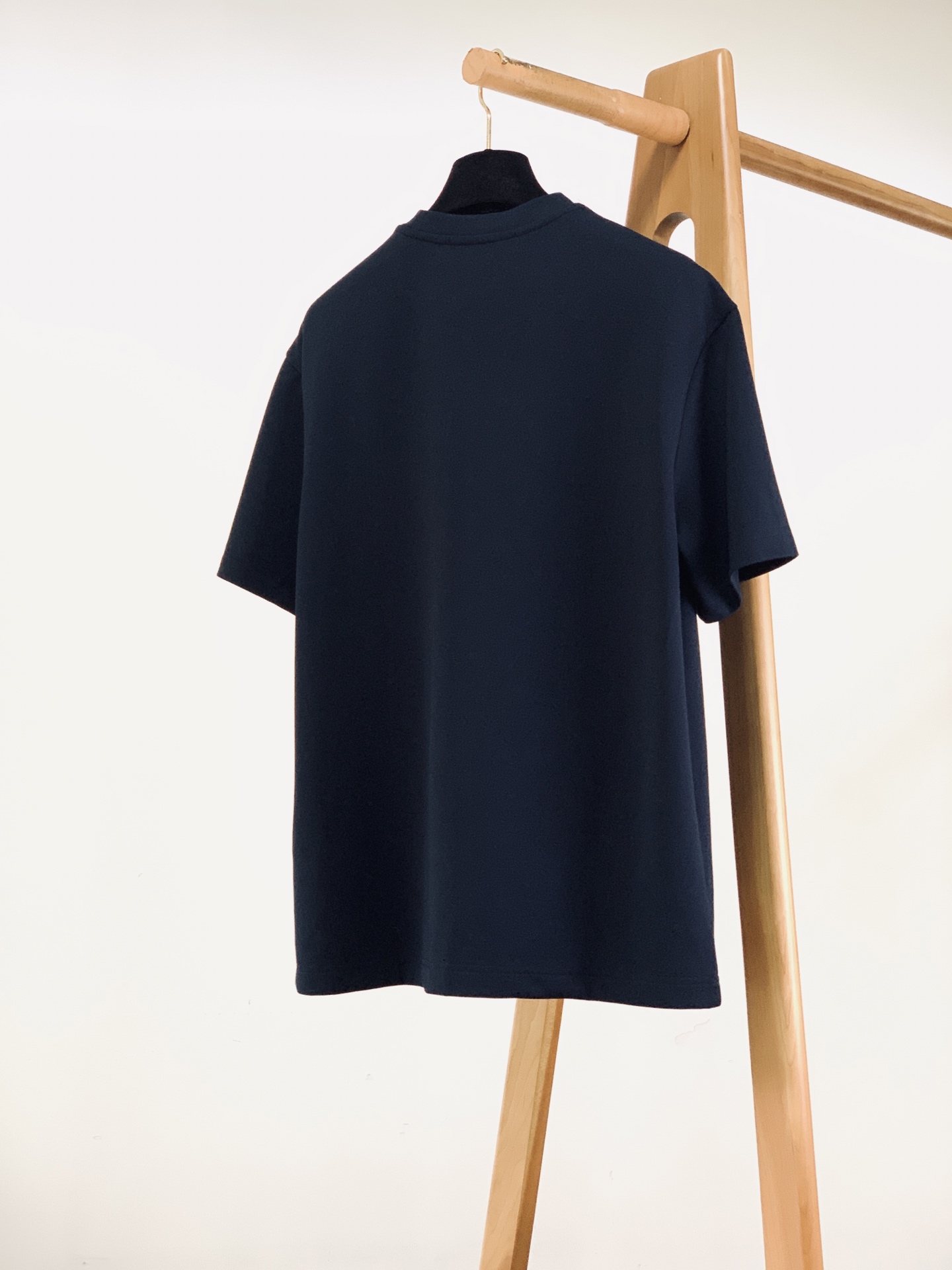 LouisVuitton 路易威登 2026FW早秋新品 新款皮标刺绣短袖👕重磅双面微米羊毛混纺面料打造,上身挺括有型, LouisVuitton 路易威登 2026FW早秋新品 新款皮标刺绣短袖👕重磅双面微米羊毛混纺面料打造,上身挺括有型,