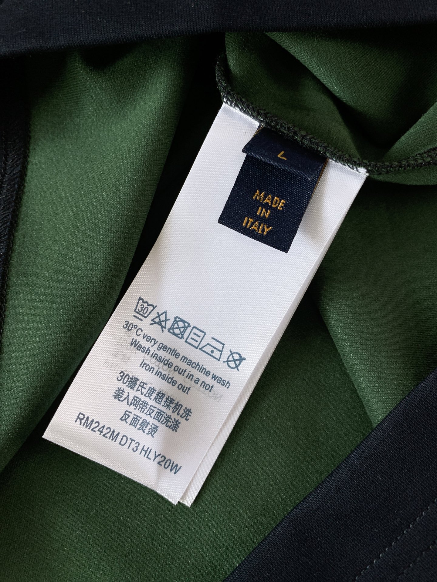 LouisVuitton 路易威登 2026FW早秋新品 新款皮标刺绣短袖👕重磅双面微米羊毛混纺面料打造,上身挺括有型, LouisVuitton 路易威登 2026FW早秋新品 新款皮标刺绣短袖👕重磅双面微米羊毛混纺面料打造,上身挺括有型,