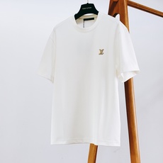 LouisVuitton 路易威登 2026FW早秋新品 新款皮标刺绣短袖👕重磅双面微米羊毛混纺面料打造,上身挺括有型, LouisVuitton 路易威登 2026FW早秋新品 新款皮标刺绣短袖👕重磅双面微米羊毛混纺面料打造,上身挺括有型,