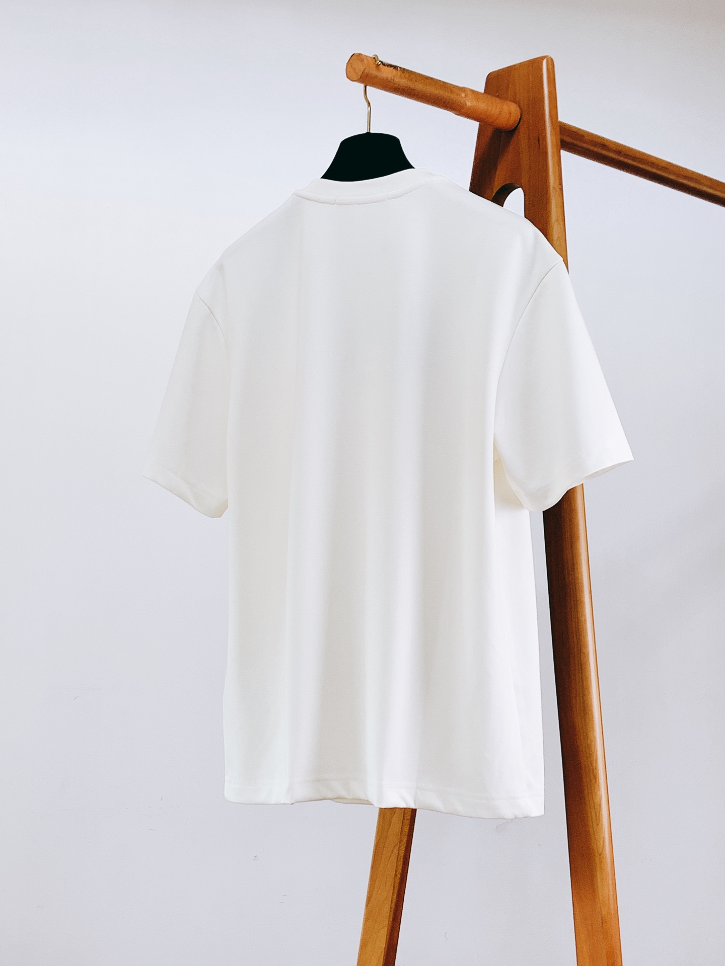 LouisVuitton 路易威登 2026FW早秋新品 新款皮标刺绣短袖👕重磅双面微米羊毛混纺面料打造,上身挺括有型, LouisVuitton 路易威登 2026FW早秋新品 新款皮标刺绣短袖👕重磅双面微米羊毛混纺面料打造,上身挺括有型,