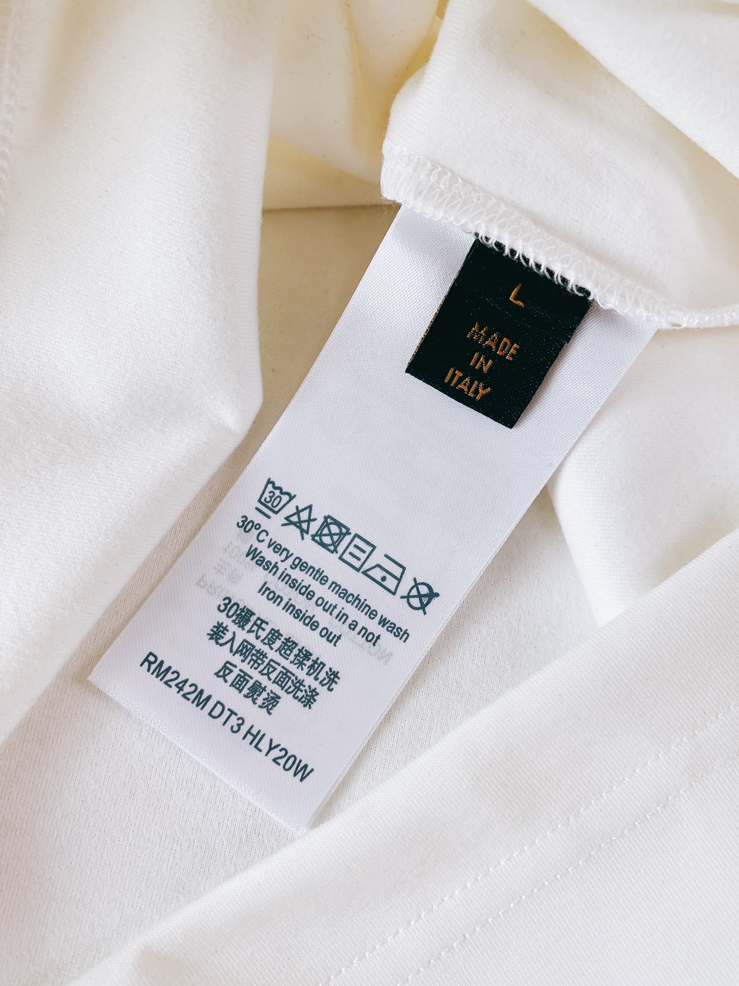 LouisVuitton 路易威登 2026FW早秋新品 新款皮标刺绣短袖👕重磅双面微米羊毛混纺面料打造,上身挺括有型, LouisVuitton 路易威登 2026FW早秋新品 新款皮标刺绣短袖👕重磅双面微米羊毛混纺面料打造,上身挺括有型,