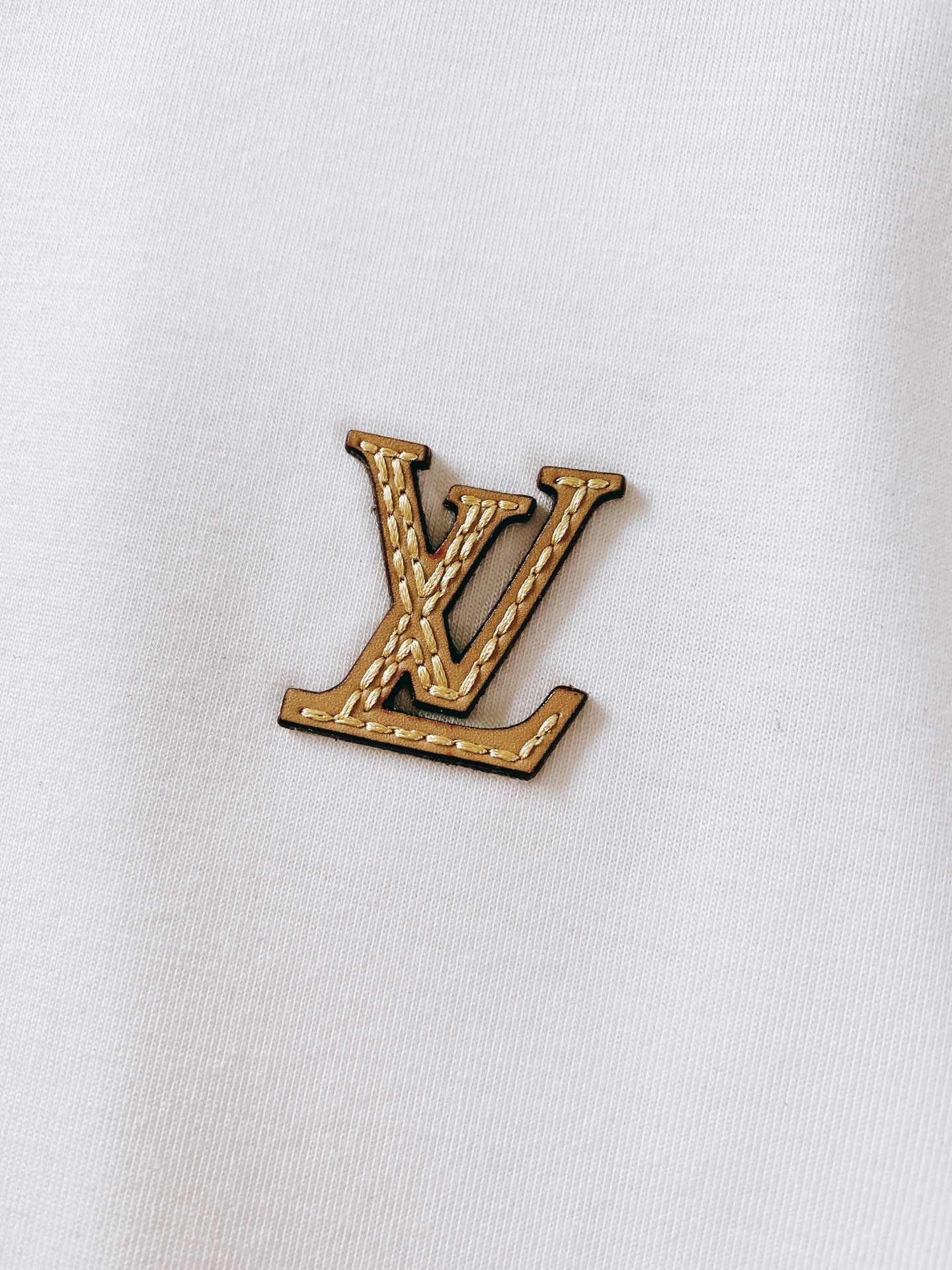 LouisVuitton 路易威登 2026FW早秋新品 新款皮标刺绣短袖👕重磅双面微米羊毛混纺面料打造,上身挺括有型, LouisVuitton 路易威登 2026FW早秋新品 新款皮标刺绣短袖👕重磅双面微米羊毛混纺面料打造,上身挺括有型,
