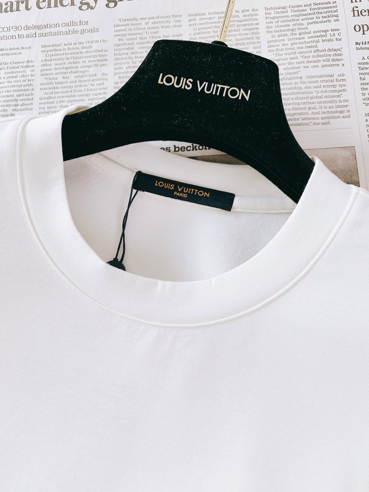 LouisVuitton 路易威登 2026FW早秋新品 新款皮标刺绣短袖👕重磅双面微米羊毛混纺面料打造,上身挺括有型, LouisVuitton 路易威登 2026FW早秋新品 新款皮标刺绣短袖👕重磅双面微米羊毛混纺面料打造,上身挺括有型,