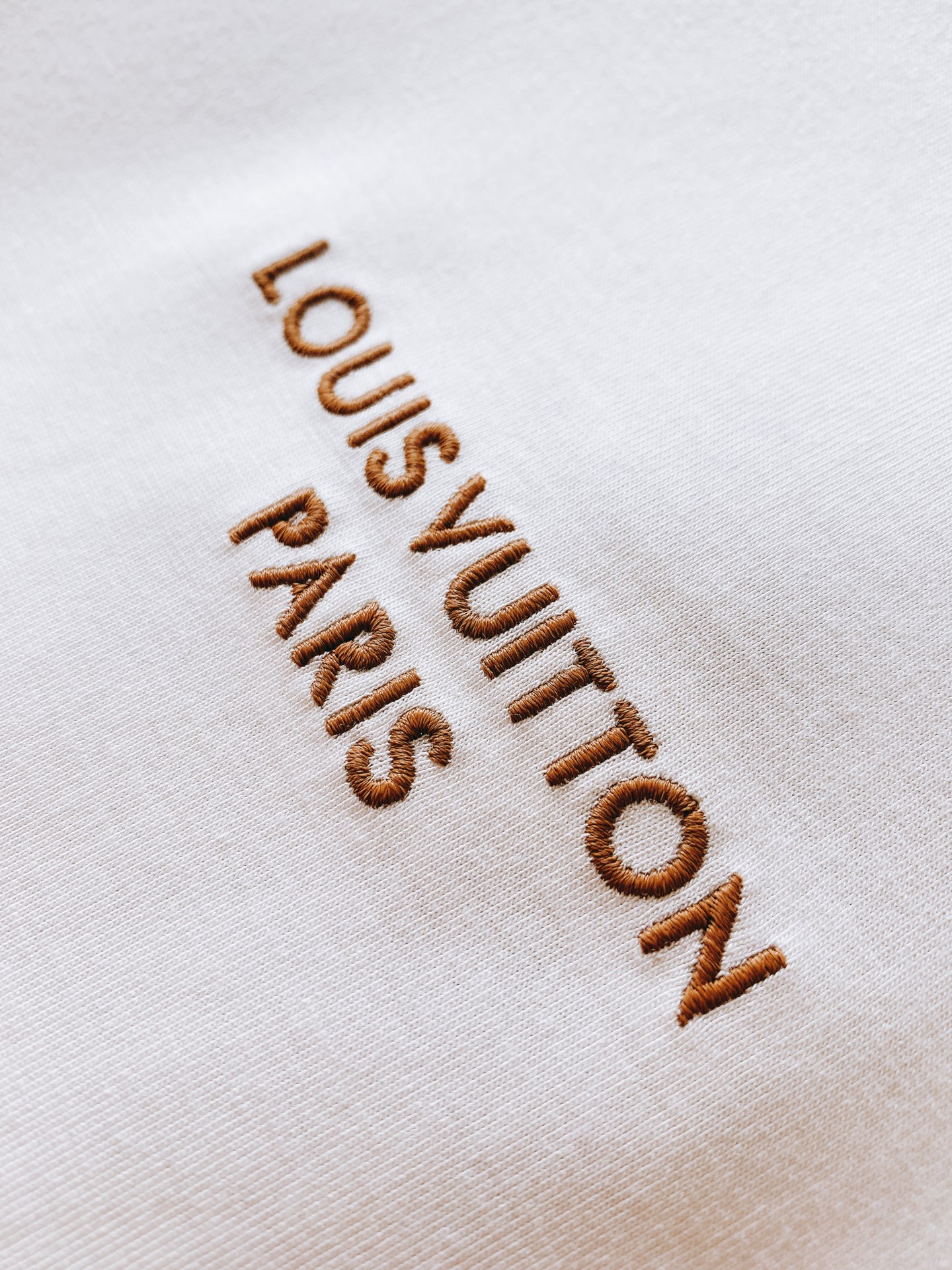 LouisVuitton 路易威登 2026FW早秋新品 刺绣标识短袖T恤👕黑白两色经典配色,重磅棉质面料上手就能感受到 LouisVuitton 路易威登 2026FW早秋新品 刺绣标识短袖T恤👕黑白两色经典配色,重磅棉质面料上手就能感受到