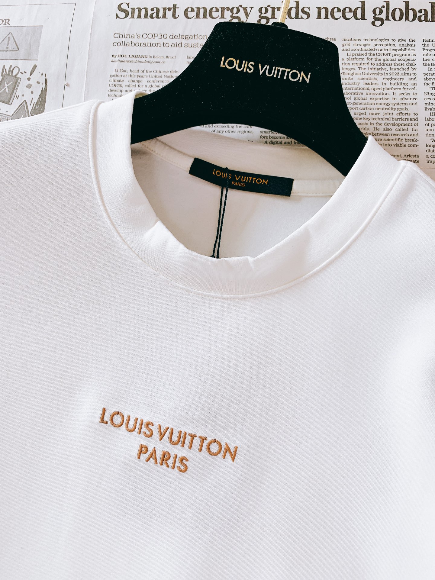 LouisVuitton 路易威登 2026FW早秋新品 刺绣标识短袖T恤👕黑白两色经典配色,重磅棉质面料上手就能感受到 LouisVuitton 路易威登 2026FW早秋新品 刺绣标识短袖T恤👕黑白两色经典配色,重磅棉质面料上手就能感受到
