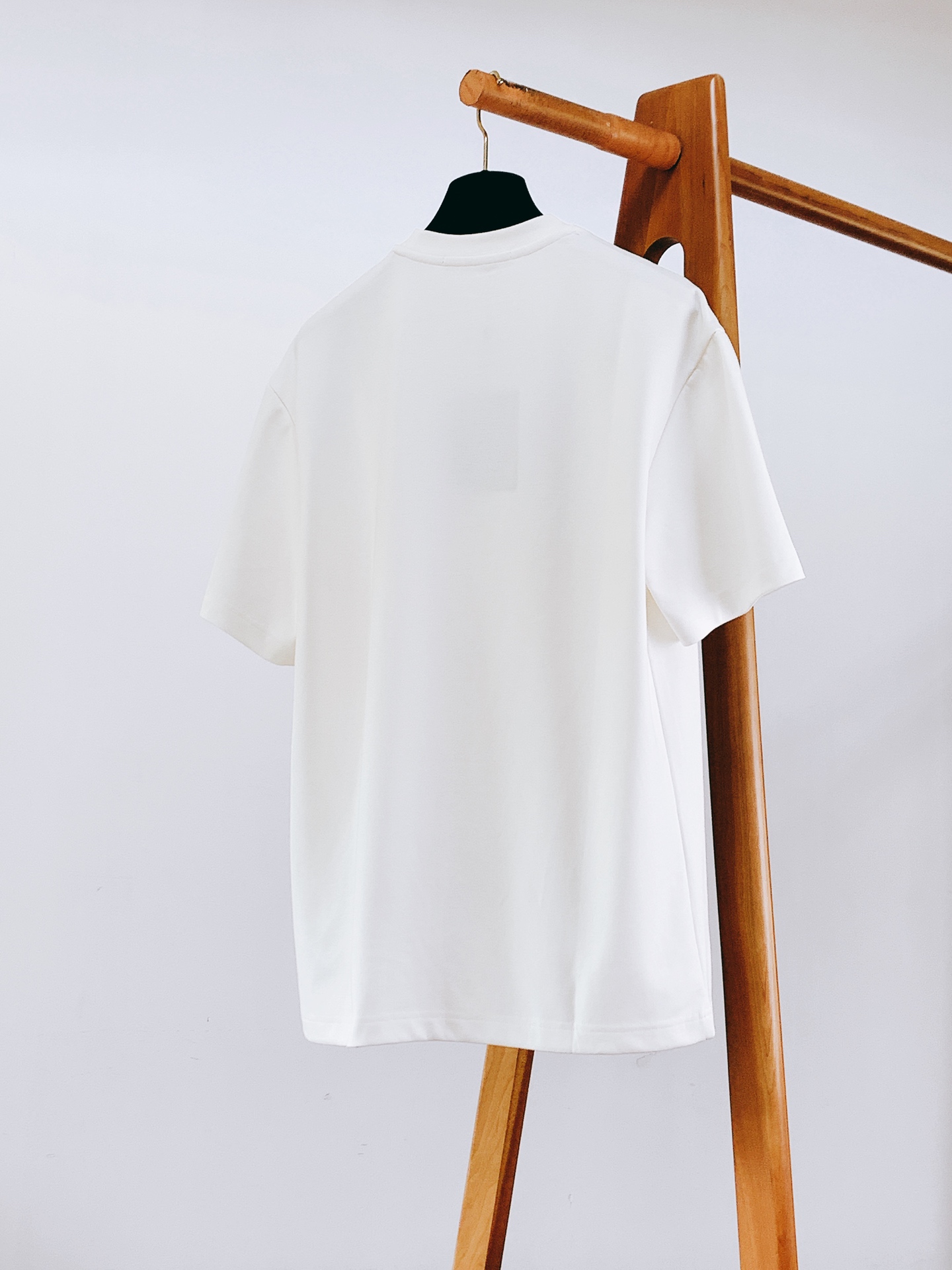LouisVuitton 路易威登 2026FW早秋新品 刺绣标识短袖T恤👕黑白两色经典配色,重磅棉质面料上手就能感受到 LouisVuitton 路易威登 2026FW早秋新品 刺绣标识短袖T恤👕黑白两色经典配色,重磅棉质面料上手就能感受到
