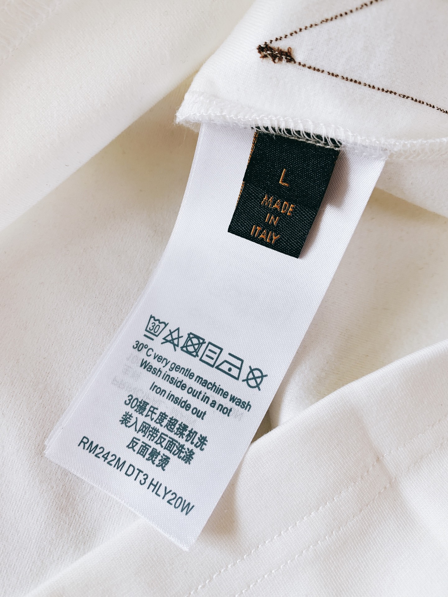 LouisVuitton 路易威登 2026FW早秋新品 刺绣标识短袖T恤👕黑白两色经典配色,重磅棉质面料上手就能感受到 LouisVuitton 路易威登 2026FW早秋新品 刺绣标识短袖T恤👕黑白两色经典配色,重磅棉质面料上手就能感受到