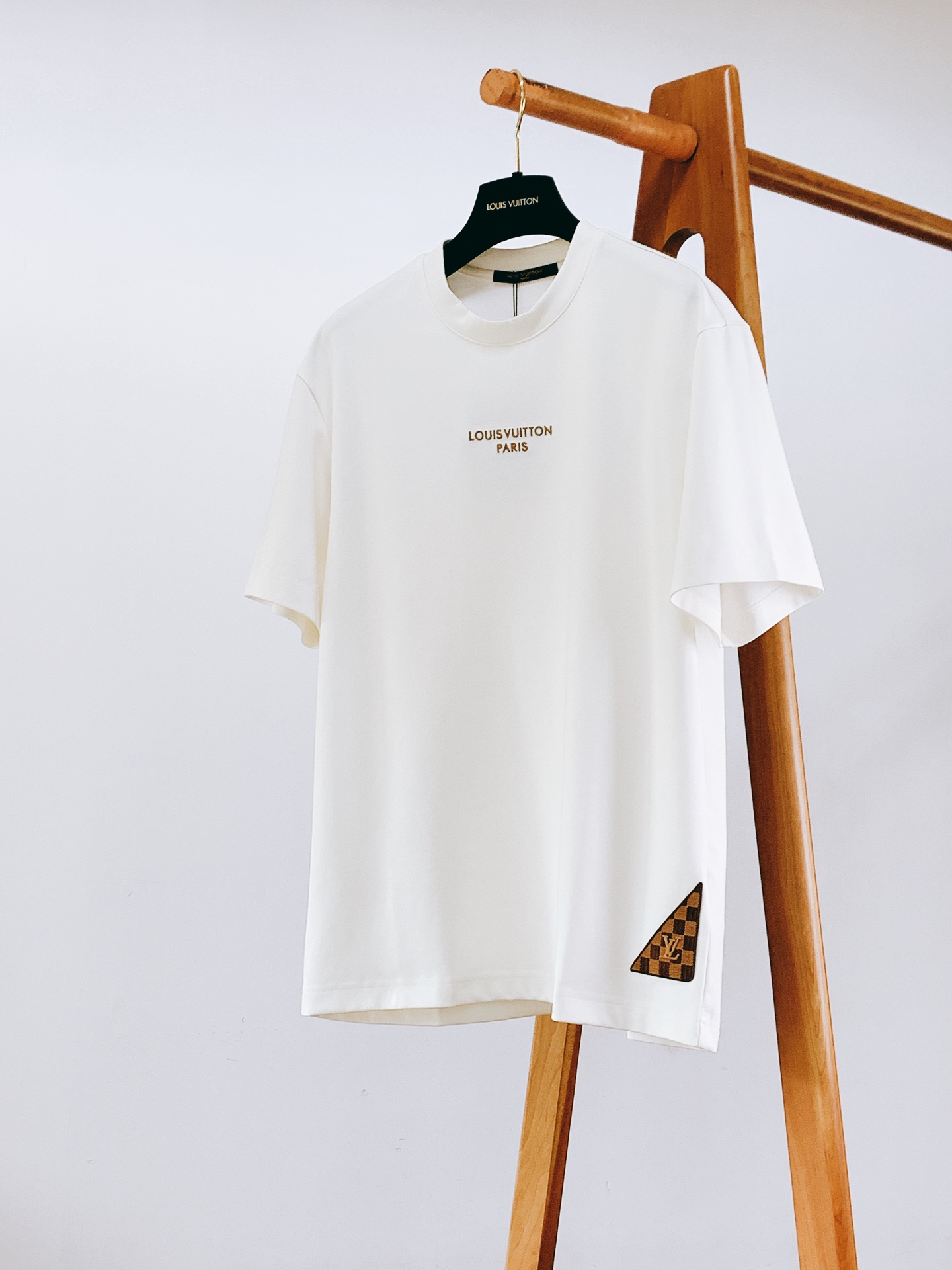 LouisVuitton 路易威登 2026FW早秋新品 刺绣标识短袖T恤👕黑白两色经典配色，重磅棉质面料上手就能感受到