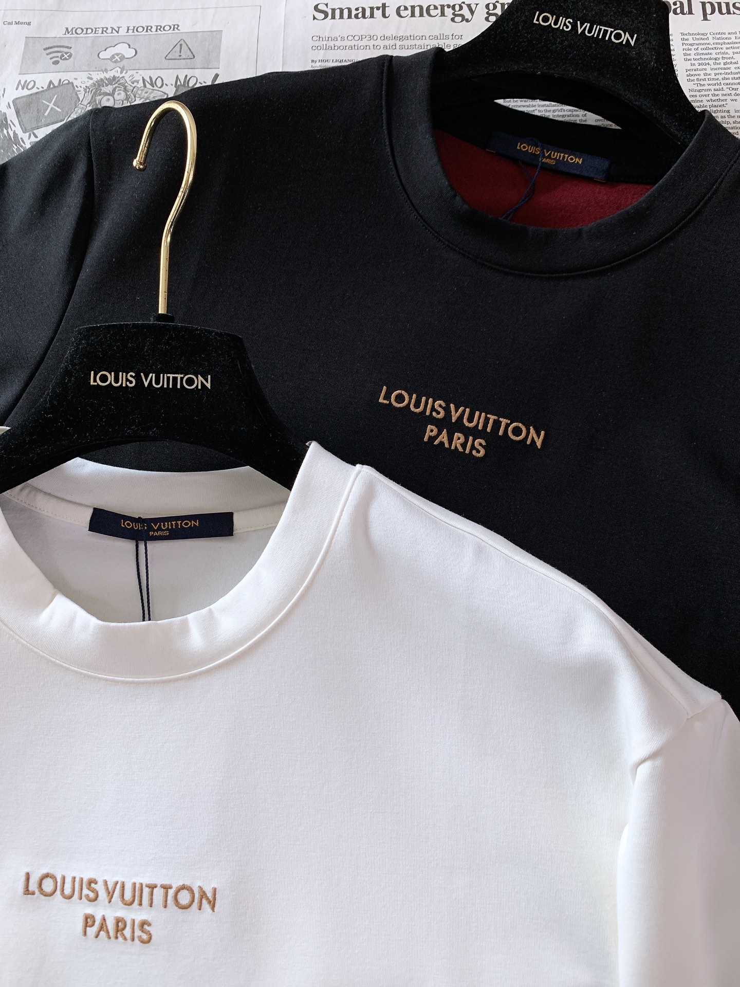 LouisVuitton 路易威登 2026FW早秋新品 刺绣标识短袖T恤👕黑白两色经典配色,重磅棉质面料上手就能感受到 LouisVuitton 路易威登 2026FW早秋新品 刺绣标识短袖T恤👕黑白两色经典配色,重磅棉质面料上手就能感受到