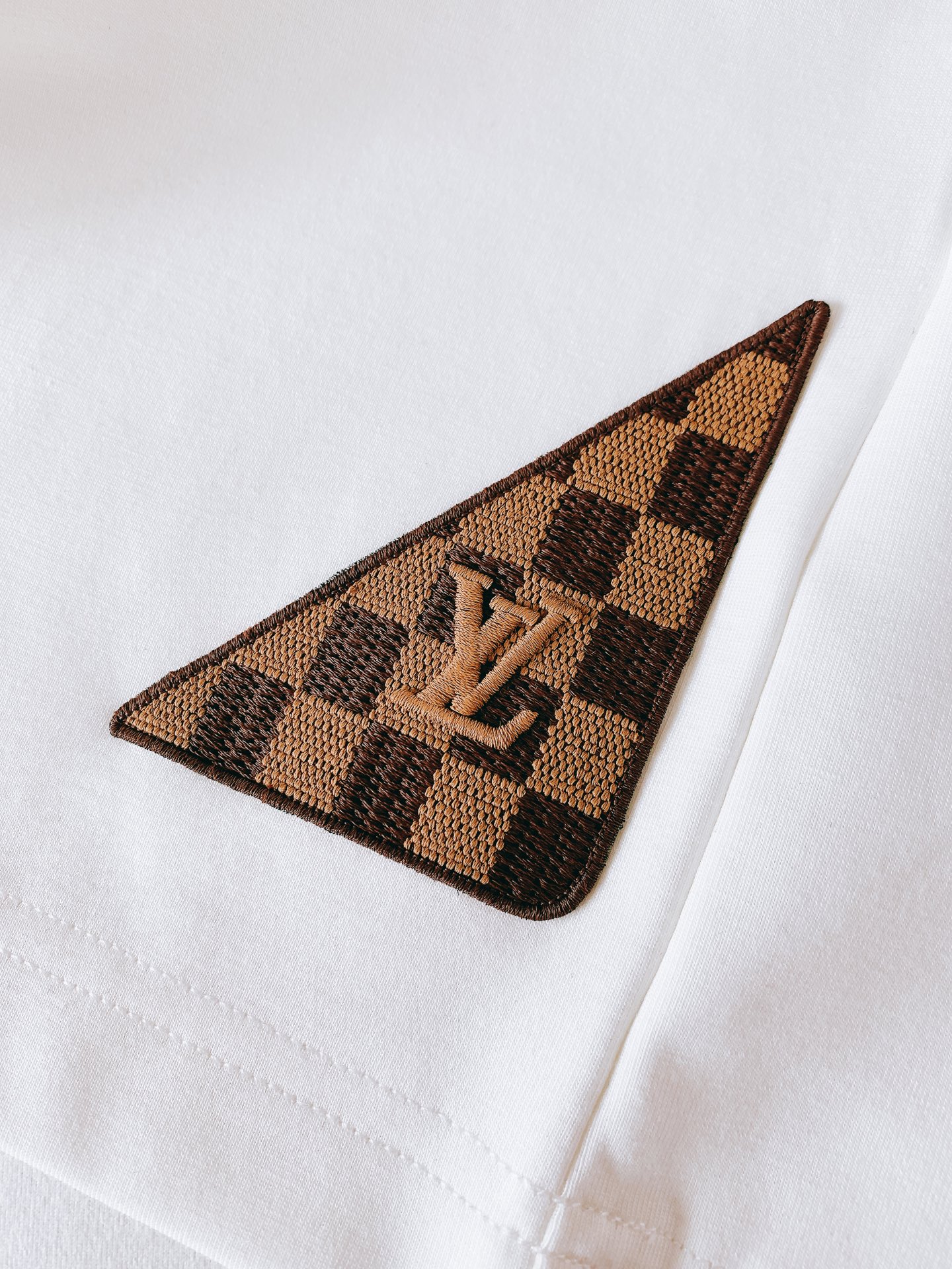 LouisVuitton 路易威登 2026FW早秋新品 刺绣标识短袖T恤👕黑白两色经典配色,重磅棉质面料上手就能感受到 LouisVuitton 路易威登 2026FW早秋新品 刺绣标识短袖T恤👕黑白两色经典配色,重磅棉质面料上手就能感受到