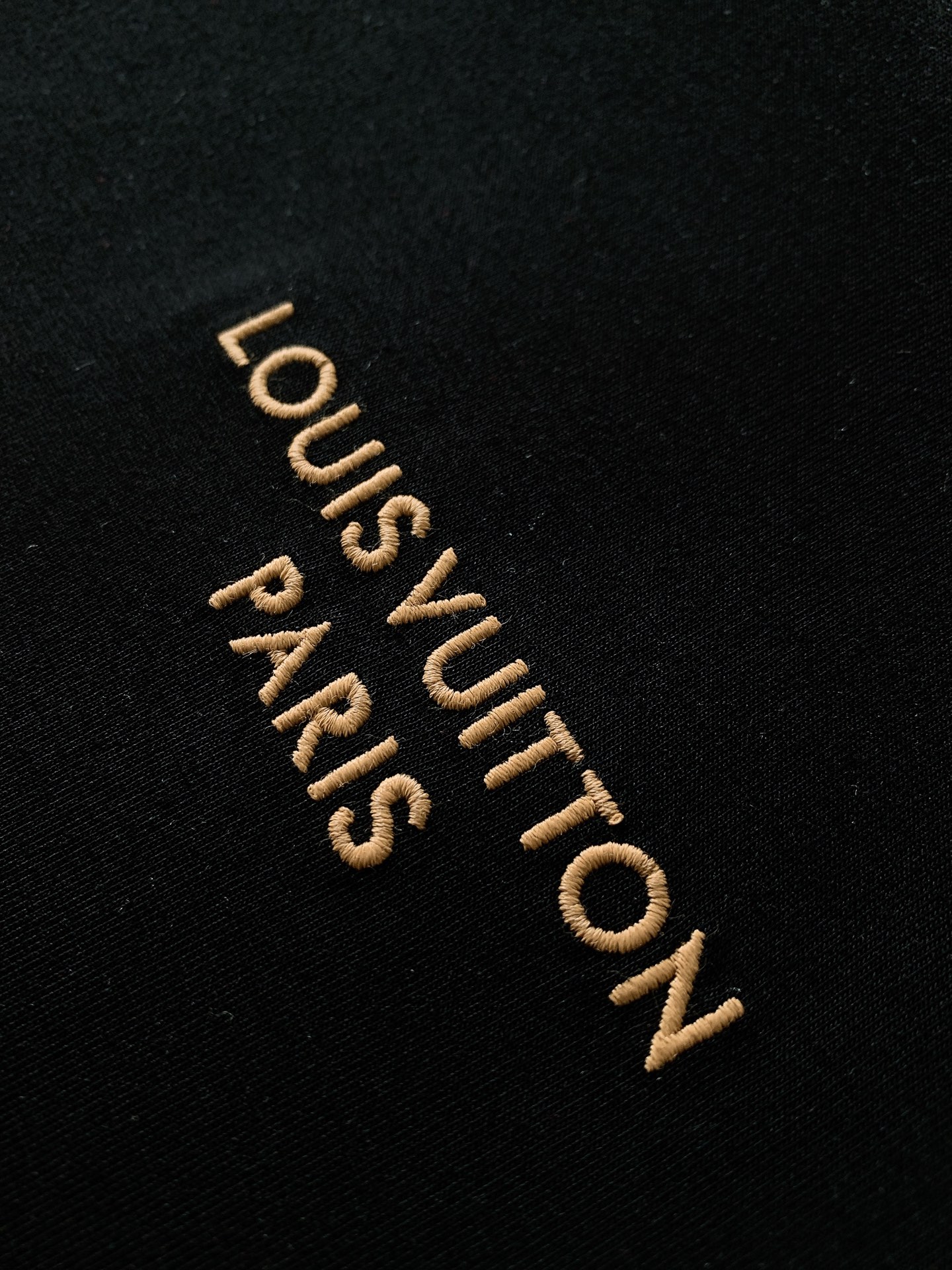 LouisVuitton 路易威登 2026FW早秋新品 刺绣标识短袖T恤👕黑白两色经典配色,重磅棉质面料上手就能感受到 LouisVuitton 路易威登 2026FW早秋新品 刺绣标识短袖T恤👕黑白两色经典配色,重磅棉质面料上手就能感受到