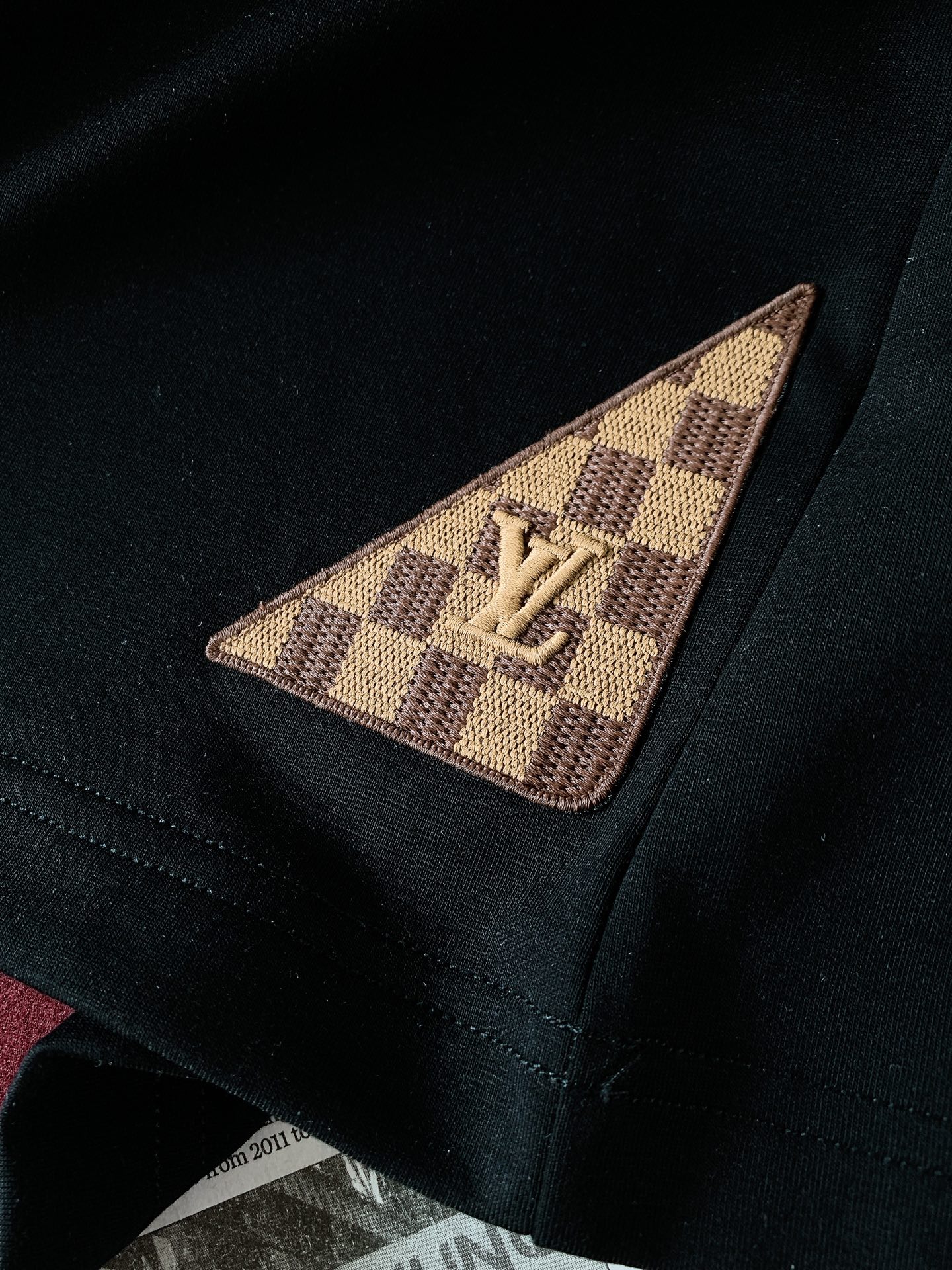 LouisVuitton 路易威登 2026FW早秋新品 刺绣标识短袖T恤👕黑白两色经典配色,重磅棉质面料上手就能感受到 LouisVuitton 路易威登 2026FW早秋新品 刺绣标识短袖T恤👕黑白两色经典配色,重磅棉质面料上手就能感受到
