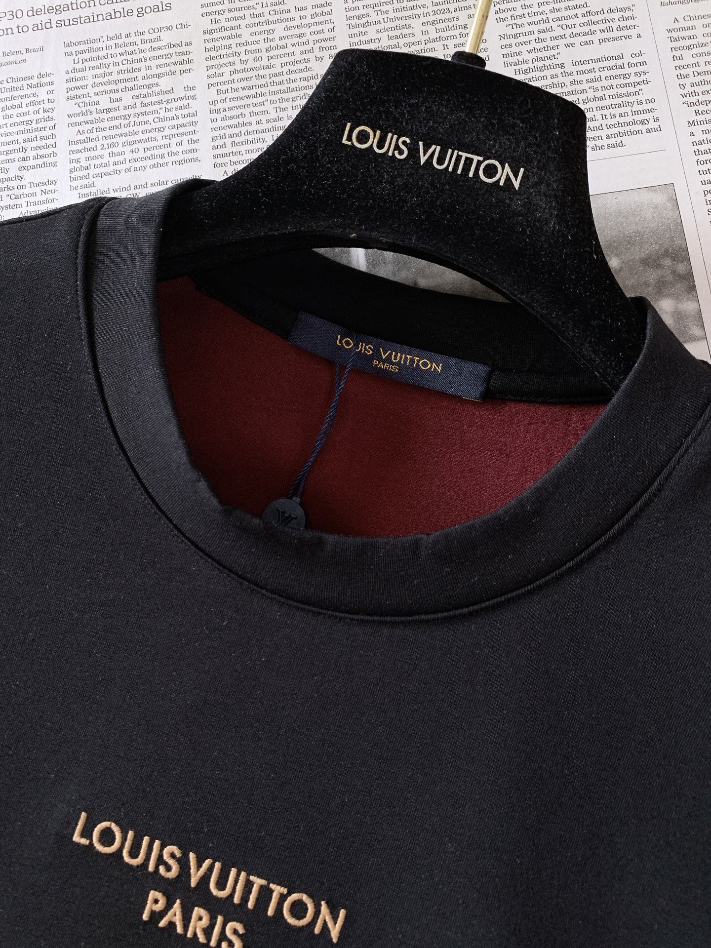LouisVuitton 路易威登 2026FW早秋新品 刺绣标识短袖T恤👕黑白两色经典配色,重磅棉质面料上手就能感受到 LouisVuitton 路易威登 2026FW早秋新品 刺绣标识短袖T恤👕黑白两色经典配色,重磅棉质面料上手就能感受到