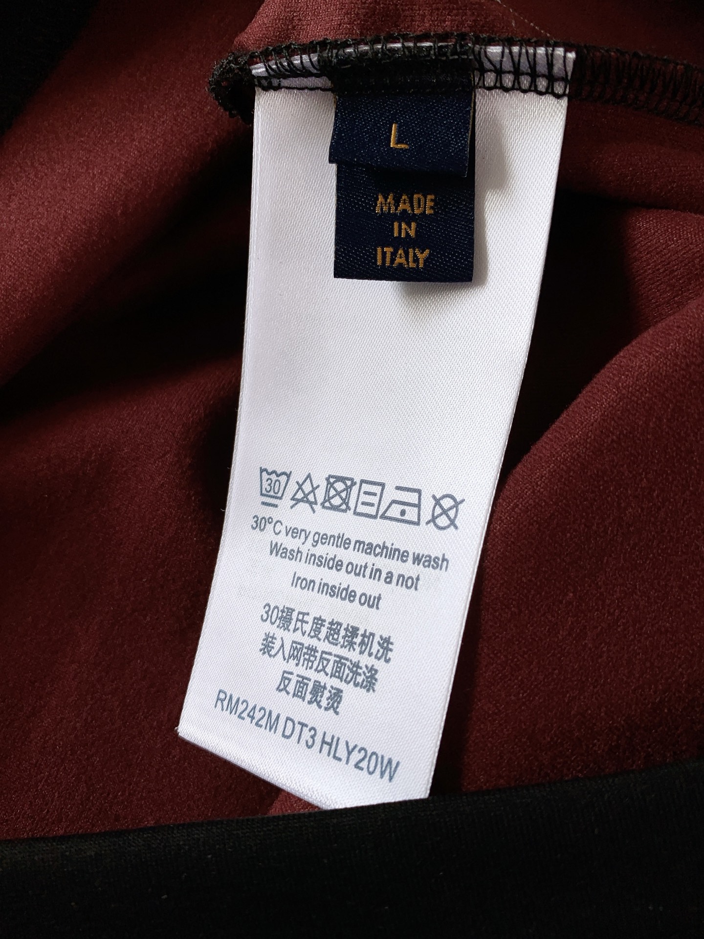 LouisVuitton 路易威登 2026FW早秋新品 刺绣标识短袖T恤👕黑白两色经典配色,重磅棉质面料上手就能感受到 LouisVuitton 路易威登 2026FW早秋新品 刺绣标识短袖T恤👕黑白两色经典配色,重磅棉质面料上手就能感受到