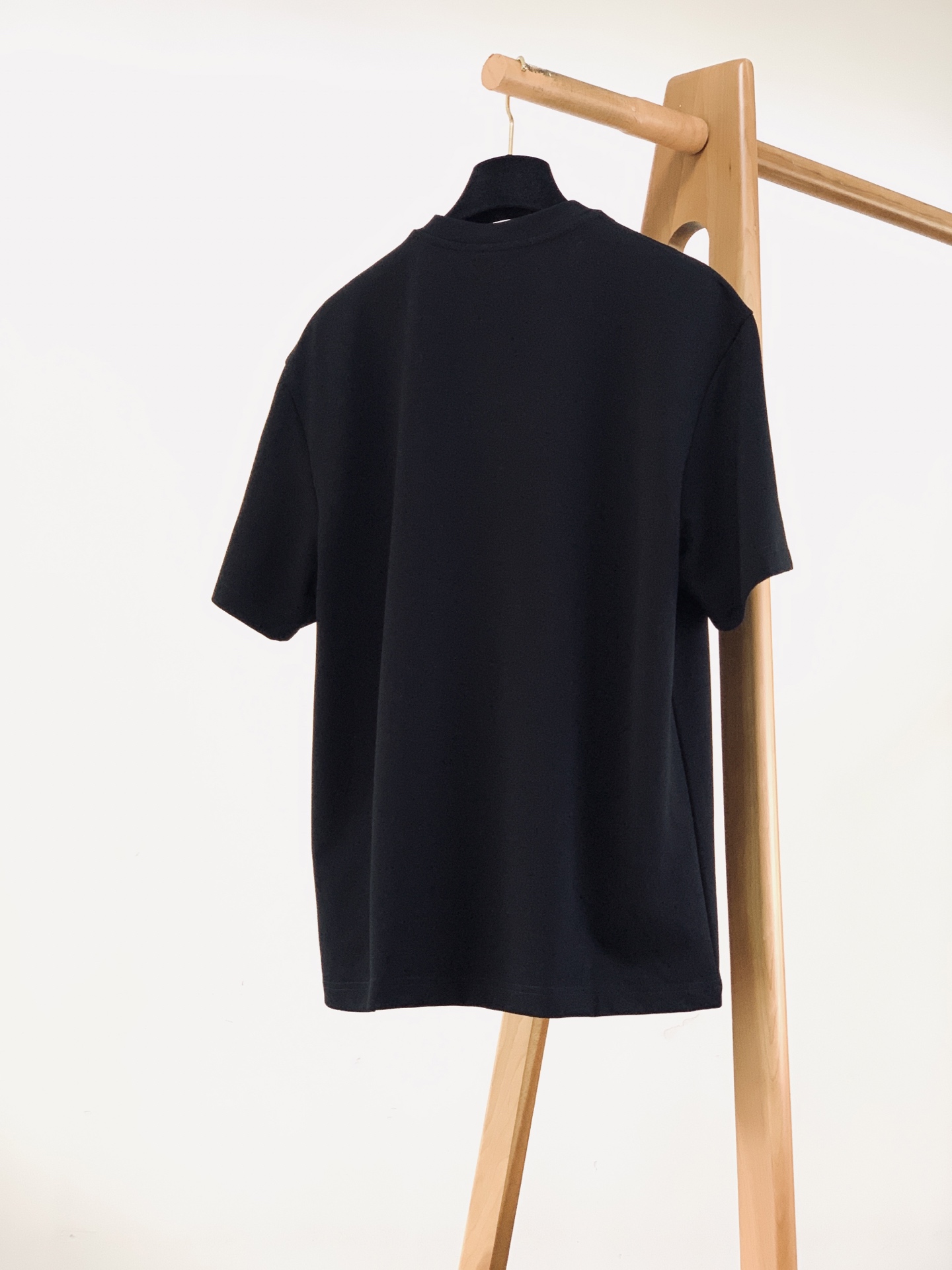 LouisVuitton 路易威登 2026FW早秋新品 刺绣标识短袖T恤👕黑白两色经典配色,重磅棉质面料上手就能感受到 LouisVuitton 路易威登 2026FW早秋新品 刺绣标识短袖T恤👕黑白两色经典配色,重磅棉质面料上手就能感受到