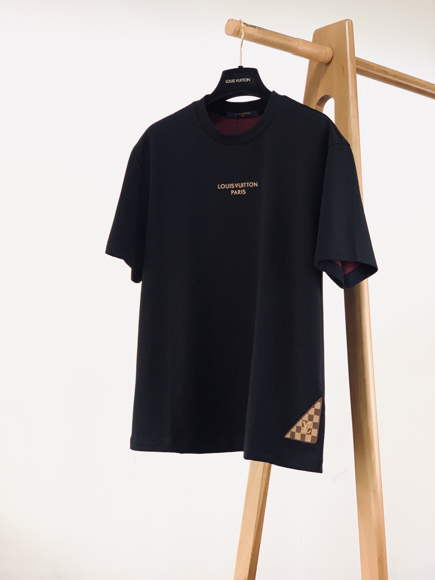 LouisVuitton 路易威登 2026FW早秋新品 刺绣标识短袖T恤👕黑白两色经典配色，重磅棉质面料上手就能感受到