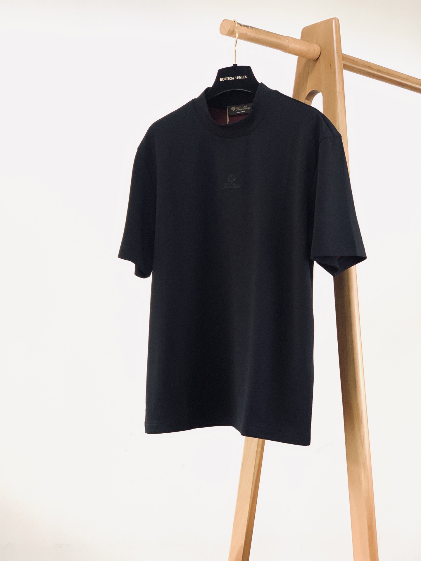 LoroPiana L.P FW早秋新品 Loro Piana半高领短袖T恤👕采用品牌双面微米羊毛混纺面料，上手软糯细腻