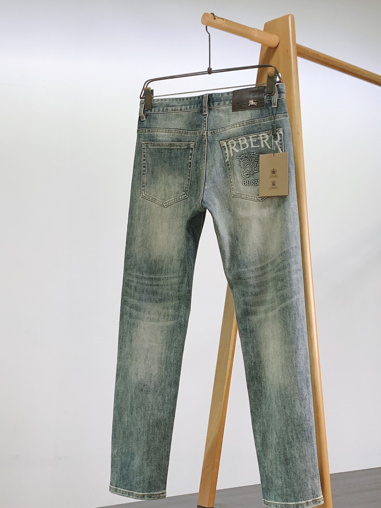 Burberry 巴宝莉 2026FW早秋新品 复古水洗修身牛仔裤👖重磅弹力牛仔面料,复古灰蓝做旧水洗,自然的渐变磨白效 Burberry 巴宝莉 2026FW早秋新品 复古水洗修身牛仔裤👖重磅弹力牛仔面料,复古灰蓝做旧水洗,自然的渐变磨白效