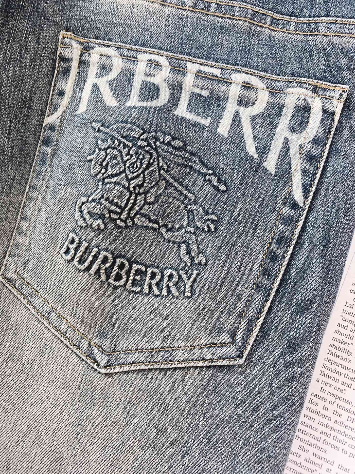 Burberry 巴宝莉 2026FW早秋新品 复古水洗修身牛仔裤👖重磅弹力牛仔面料,复古灰蓝做旧水洗,自然的渐变磨白效 Burberry 巴宝莉 2026FW早秋新品 复古水洗修身牛仔裤👖重磅弹力牛仔面料,复古灰蓝做旧水洗,自然的渐变磨白效