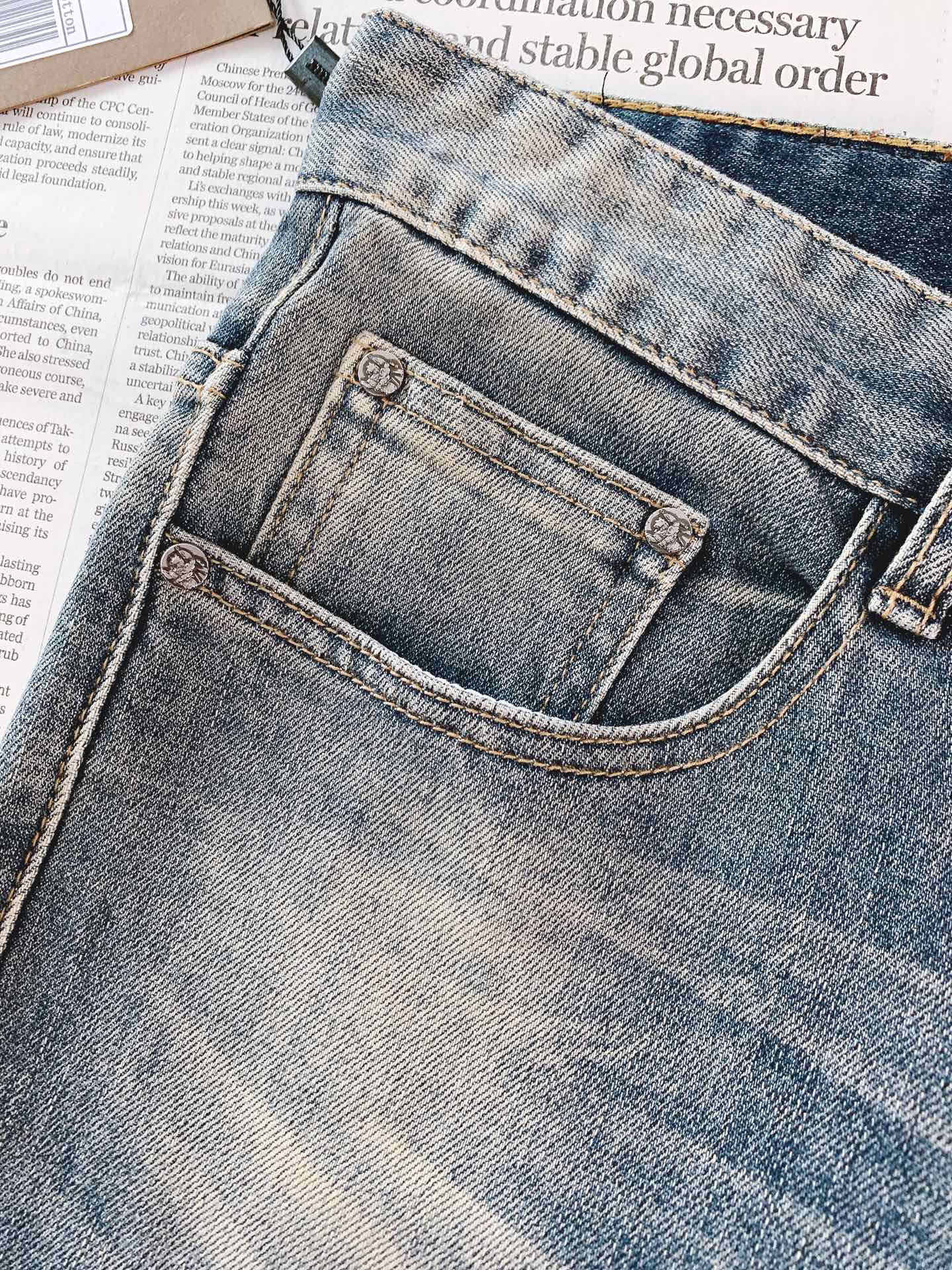 Burberry 巴宝莉 2026FW早秋新品 复古水洗修身牛仔裤👖重磅弹力牛仔面料,复古灰蓝做旧水洗,自然的渐变磨白效 Burberry 巴宝莉 2026FW早秋新品 复古水洗修身牛仔裤👖重磅弹力牛仔面料,复古灰蓝做旧水洗,自然的渐变磨白效