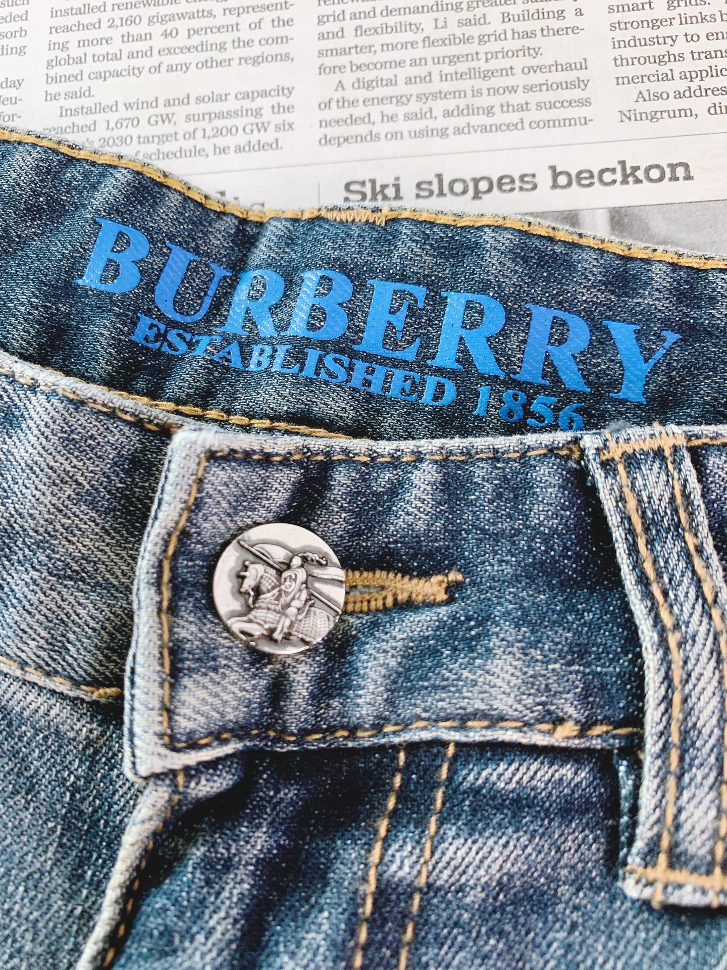 Burberry 巴宝莉 2026FW早秋新品 复古水洗修身牛仔裤👖重磅弹力牛仔面料,复古灰蓝做旧水洗,自然的渐变磨白效 Burberry 巴宝莉 2026FW早秋新品 复古水洗修身牛仔裤👖重磅弹力牛仔面料,复古灰蓝做旧水洗,自然的渐变磨白效
