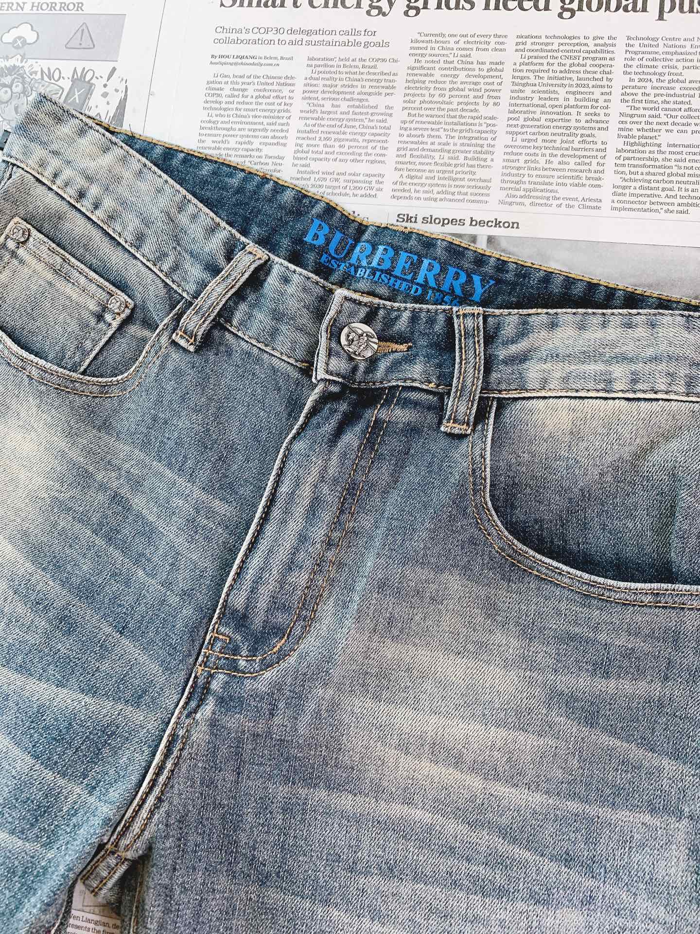 Burberry 巴宝莉 2026FW早秋新品 复古水洗修身牛仔裤👖重磅弹力牛仔面料,复古灰蓝做旧水洗,自然的渐变磨白效 Burberry 巴宝莉 2026FW早秋新品 复古水洗修身牛仔裤👖重磅弹力牛仔面料,复古灰蓝做旧水洗,自然的渐变磨白效