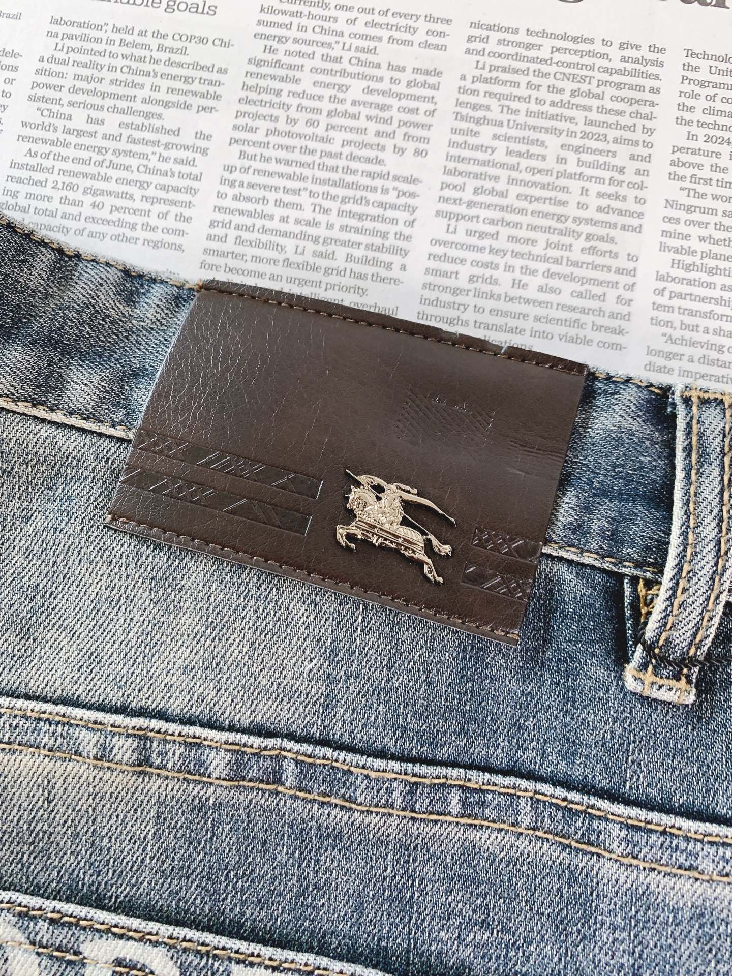 Burberry 巴宝莉 2026FW早秋新品 复古水洗修身牛仔裤👖重磅弹力牛仔面料,复古灰蓝做旧水洗,自然的渐变磨白效 Burberry 巴宝莉 2026FW早秋新品 复古水洗修身牛仔裤👖重磅弹力牛仔面料,复古灰蓝做旧水洗,自然的渐变磨白效