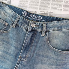 Versace 范思哲 2026FW早秋新品 复古水洗牛仔裤👖意式轻奢牛仔力作!重磅水洗牛仔料,做旧渐变的蓝调色调,质感 Versace 范思哲 2026FW早秋新品 复古水洗牛仔裤👖意式轻奢牛仔力作!重磅水洗牛仔料,做旧渐变的蓝调色调,质感