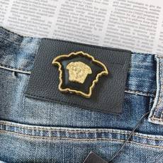 Versace 范思哲 2026FW早秋新品 复古水洗牛仔裤👖意式轻奢牛仔力作!重磅水洗牛仔料,做旧渐变的蓝调色调,质感 Versace 范思哲 2026FW早秋新品 复古水洗牛仔裤👖意式轻奢牛仔力作!重磅水洗牛仔料,做旧渐变的蓝调色调,质感