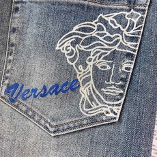 Versace 范思哲 2026FW早秋新品 复古水洗牛仔裤👖意式轻奢牛仔力作!重磅水洗牛仔料,做旧渐变的蓝调色调,质感 Versace 范思哲 2026FW早秋新品 复古水洗牛仔裤👖意式轻奢牛仔力作!重磅水洗牛仔料,做旧渐变的蓝调色调,质感