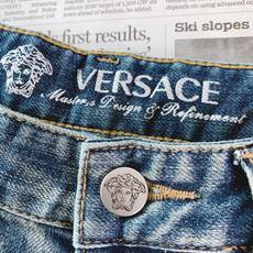 Versace 范思哲 2026FW早秋新品 复古水洗牛仔裤👖意式轻奢牛仔力作!重磅水洗牛仔料,做旧渐变的蓝调色调,质感 Versace 范思哲 2026FW早秋新品 复古水洗牛仔裤👖意式轻奢牛仔力作!重磅水洗牛仔料,做旧渐变的蓝调色调,质感