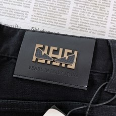 Fendi 芬迪 2026FW早秋新品 小恶魔黑色牛仔裤👖低调外表下藏着满满的品牌巧思!重磅高弹黑牛仔,固色水洗工艺,上 Fendi 芬迪 2026FW早秋新品 小恶魔黑色牛仔裤👖低调外表下藏着满满的品牌巧思!重磅高弹黑牛仔,固色水洗工艺,上