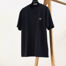 Valentino 华伦天奴 2026FW早秋新品 经典VLogo刺绣短袖打底T恤👕重磅高支纯棉料子,上手就能感受到满满 Valentino 华伦天奴 2026FW早秋新品 经典VLogo刺绣短袖打底T恤👕重磅高支纯棉料子,上手就能感受到满满