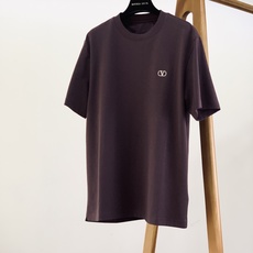 Valentino 华伦天奴 2026FW早秋新品 经典VLogo刺绣短袖打底T恤👕重磅高支纯棉料子,上手就能感受到满满 Valentino 华伦天奴 2026FW早秋新品 经典VLogo刺绣短袖打底T恤👕重磅高支纯棉料子,上手就能感受到满满