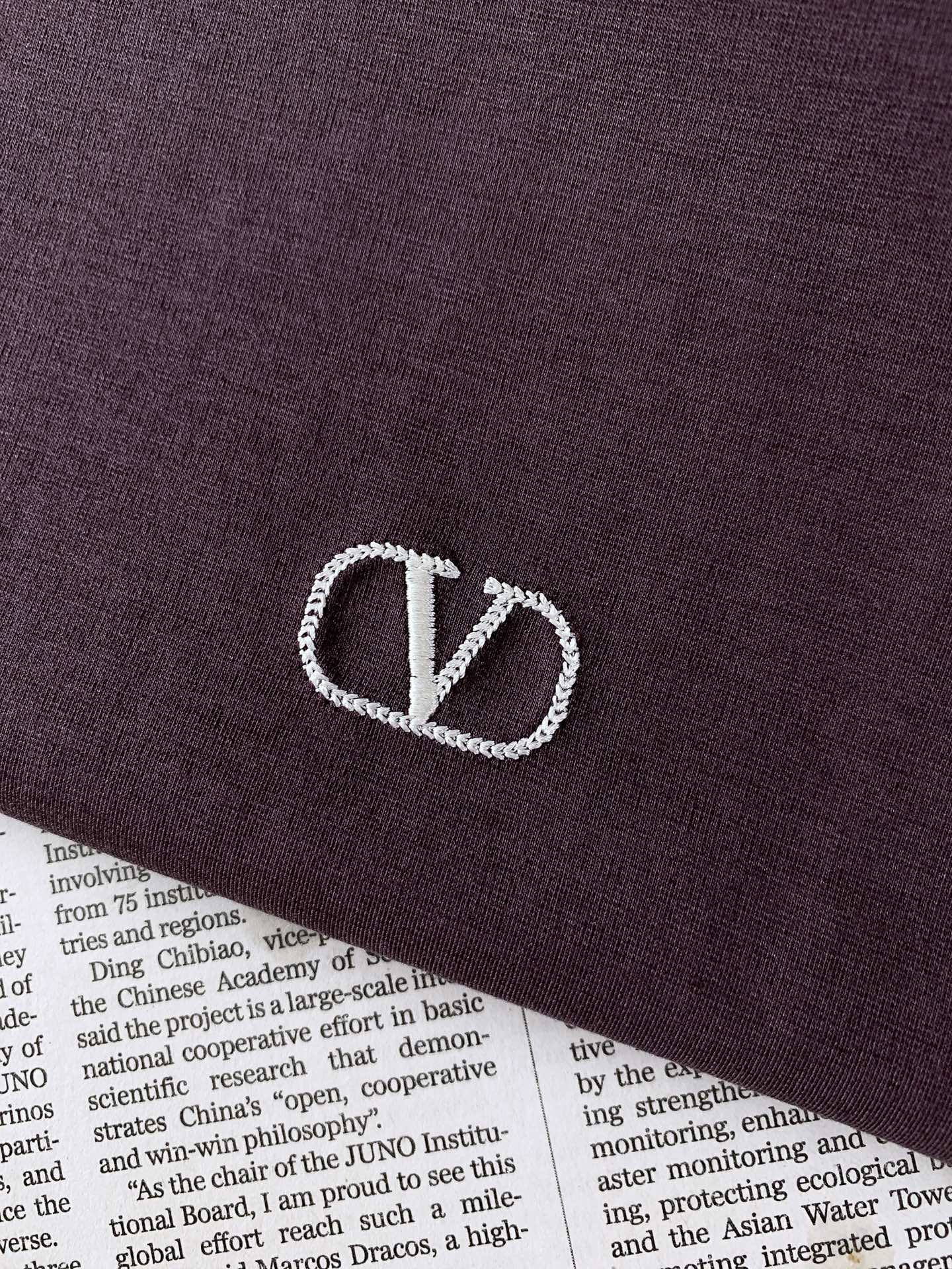 Valentino 华伦天奴 2026FW早秋新品 经典VLogo刺绣短袖打底T恤👕重磅高支纯棉料子,上手就能感受到满满 Valentino 华伦天奴 2026FW早秋新品 经典VLogo刺绣短袖打底T恤👕重磅高支纯棉料子,上手就能感受到满满