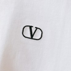 Valentino 华伦天奴 2026FW早秋新品 经典VLogo刺绣短袖打底T恤👕重磅高支纯棉料子,上手就能感受到满满 Valentino 华伦天奴 2026FW早秋新品 经典VLogo刺绣短袖打底T恤👕重磅高支纯棉料子,上手就能感受到满满