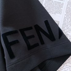 Fendi 芬迪 2026FW早秋新品 植绒标识短袖T恤👕重磅精梳棉面料拿到手就能感受到满满的质感,软糯亲肤还很挺括,上 Fendi 芬迪 2026FW早秋新品 植绒标识短袖T恤👕重磅精梳棉面料拿到手就能感受到满满的质感,软糯亲肤还很挺括,上