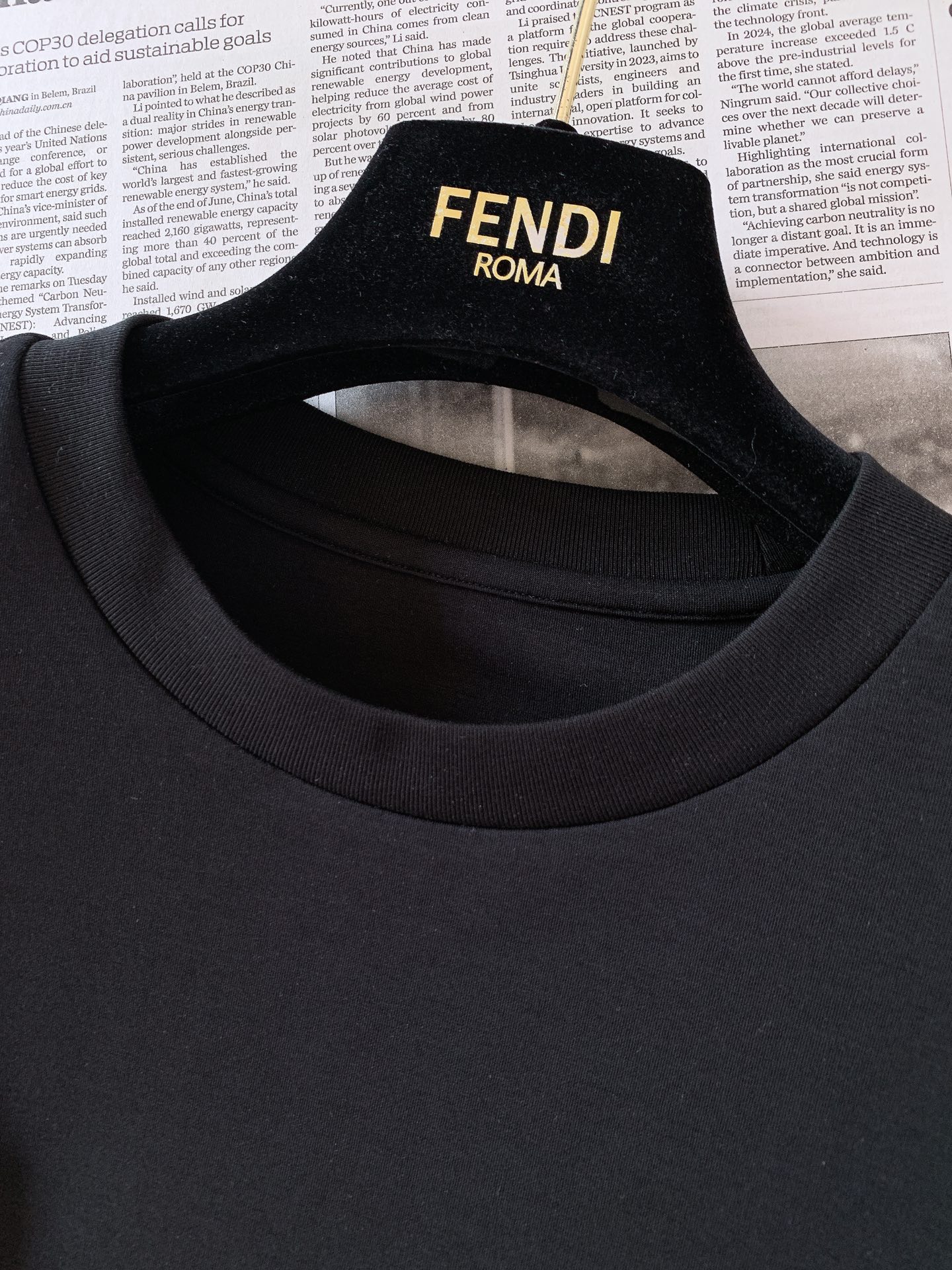 Fendi 芬迪 2026FW早秋新品 植绒标识短袖T恤👕重磅精梳棉面料拿到手就能感受到满满的质感,软糯亲肤还很挺括,上 Fendi 芬迪 2026FW早秋新品 植绒标识短袖T恤👕重磅精梳棉面料拿到手就能感受到满满的质感,软糯亲肤还很挺括,上