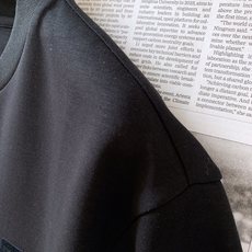 Fendi 芬迪 2026FW早秋新品 植绒标识短袖T恤👕重磅精梳棉面料拿到手就能感受到满满的质感,软糯亲肤还很挺括,上 Fendi 芬迪 2026FW早秋新品 植绒标识短袖T恤👕重磅精梳棉面料拿到手就能感受到满满的质感,软糯亲肤还很挺括,上