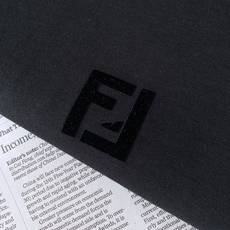 Fendi 芬迪 2026FW早秋新品 植绒标识短袖T恤👕重磅精梳棉面料拿到手就能感受到满满的质感,软糯亲肤还很挺括,上 Fendi 芬迪 2026FW早秋新品 植绒标识短袖T恤👕重磅精梳棉面料拿到手就能感受到满满的质感,软糯亲肤还很挺括,上