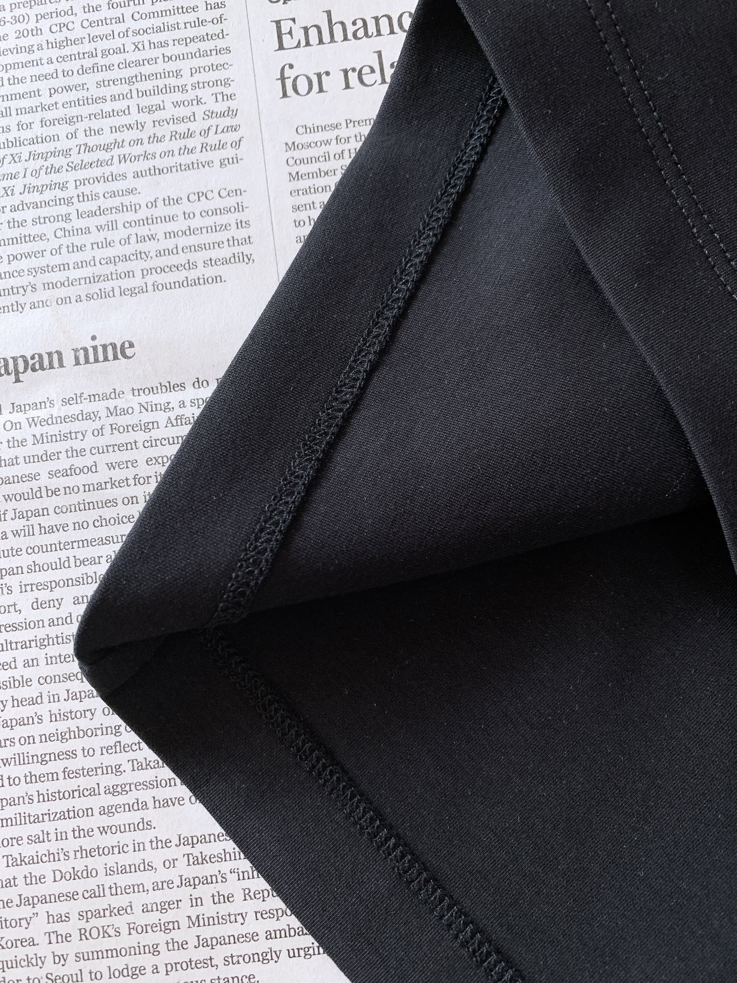 Fendi 芬迪 2026FW早秋新品 植绒标识短袖T恤👕重磅精梳棉面料拿到手就能感受到满满的质感,软糯亲肤还很挺括,上 Fendi 芬迪 2026FW早秋新品 植绒标识短袖T恤👕重磅精梳棉面料拿到手就能感受到满满的质感,软糯亲肤还很挺括,上