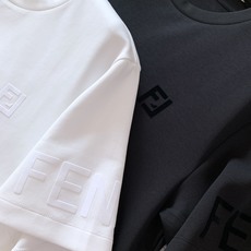 Fendi 芬迪 2026FW早秋新品 植绒标识短袖T恤👕重磅精梳棉面料拿到手就能感受到满满的质感,软糯亲肤还很挺括,上 Fendi 芬迪 2026FW早秋新品 植绒标识短袖T恤👕重磅精梳棉面料拿到手就能感受到满满的质感,软糯亲肤还很挺括,上