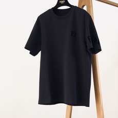 Fendi 芬迪 2026FW早秋新品 植绒标识短袖T恤👕重磅精梳棉面料拿到手就能感受到满满的质感,软糯亲肤还很挺括,上 Fendi 芬迪 2026FW早秋新品 植绒标识短袖T恤👕重磅精梳棉面料拿到手就能感受到满满的质感,软糯亲肤还很挺括,上