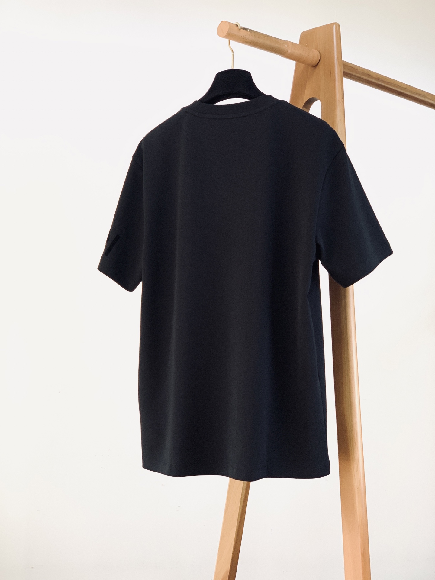 Fendi 芬迪 2026FW早秋新品 植绒标识短袖T恤👕重磅精梳棉面料拿到手就能感受到满满的质感,软糯亲肤还很挺括,上 Fendi 芬迪 2026FW早秋新品 植绒标识短袖T恤👕重磅精梳棉面料拿到手就能感受到满满的质感,软糯亲肤还很挺括,上