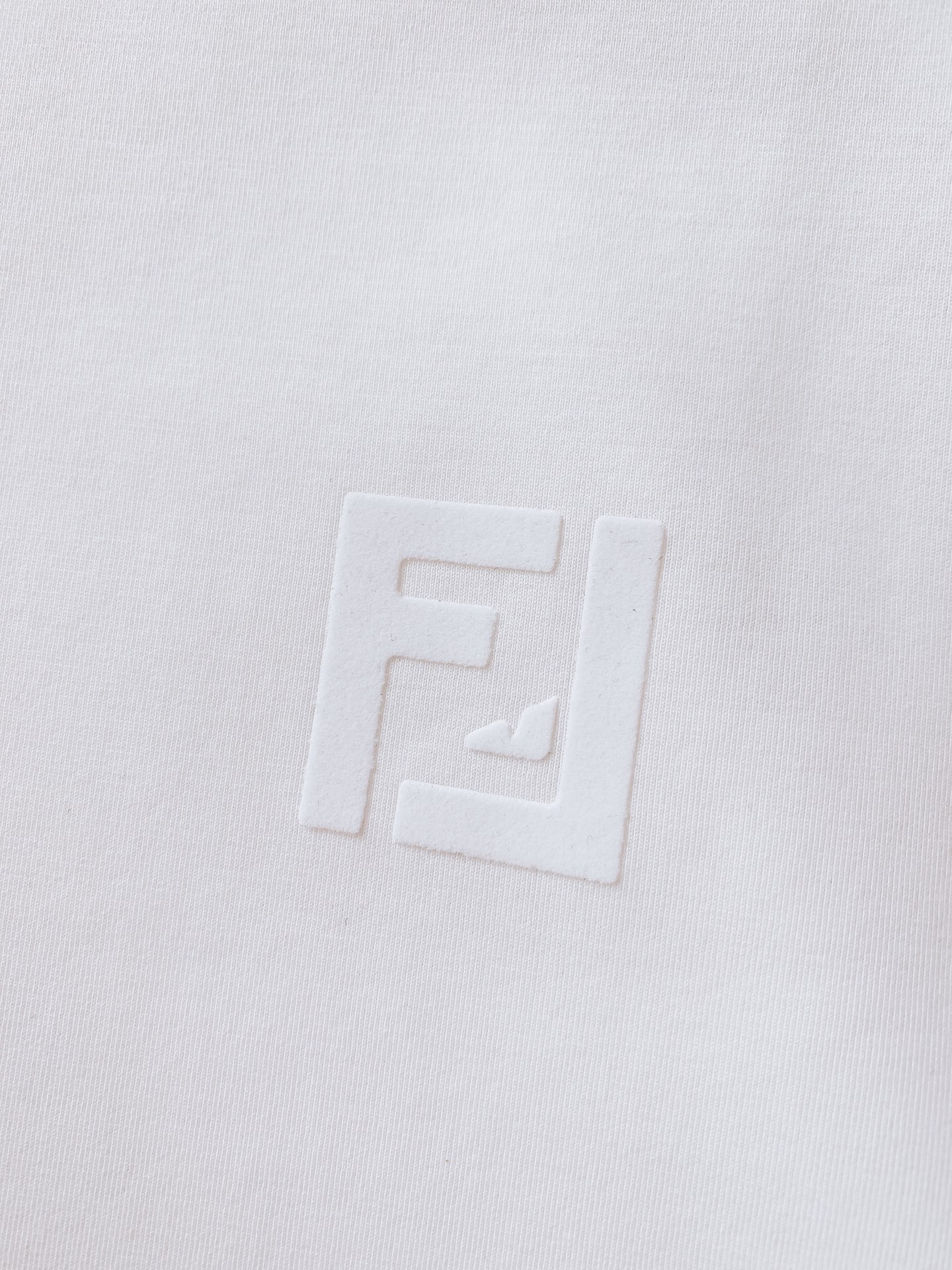 Fendi 芬迪 2026FW早秋新品 植绒标识短袖T恤👕重磅精梳棉面料拿到手就能感受到满满的质感,软糯亲肤还很挺括,上 Fendi 芬迪 2026FW早秋新品 植绒标识短袖T恤👕重磅精梳棉面料拿到手就能感受到满满的质感,软糯亲肤还很挺括,上