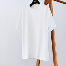 Fendi 芬迪 2026FW早秋新品 植绒标识短袖T恤👕重磅精梳棉面料拿到手就能感受到满满的质感,软糯亲肤还很挺括,上 Fendi 芬迪 2026FW早秋新品 植绒标识短袖T恤👕重磅精梳棉面料拿到手就能感受到满满的质感,软糯亲肤还很挺括,上