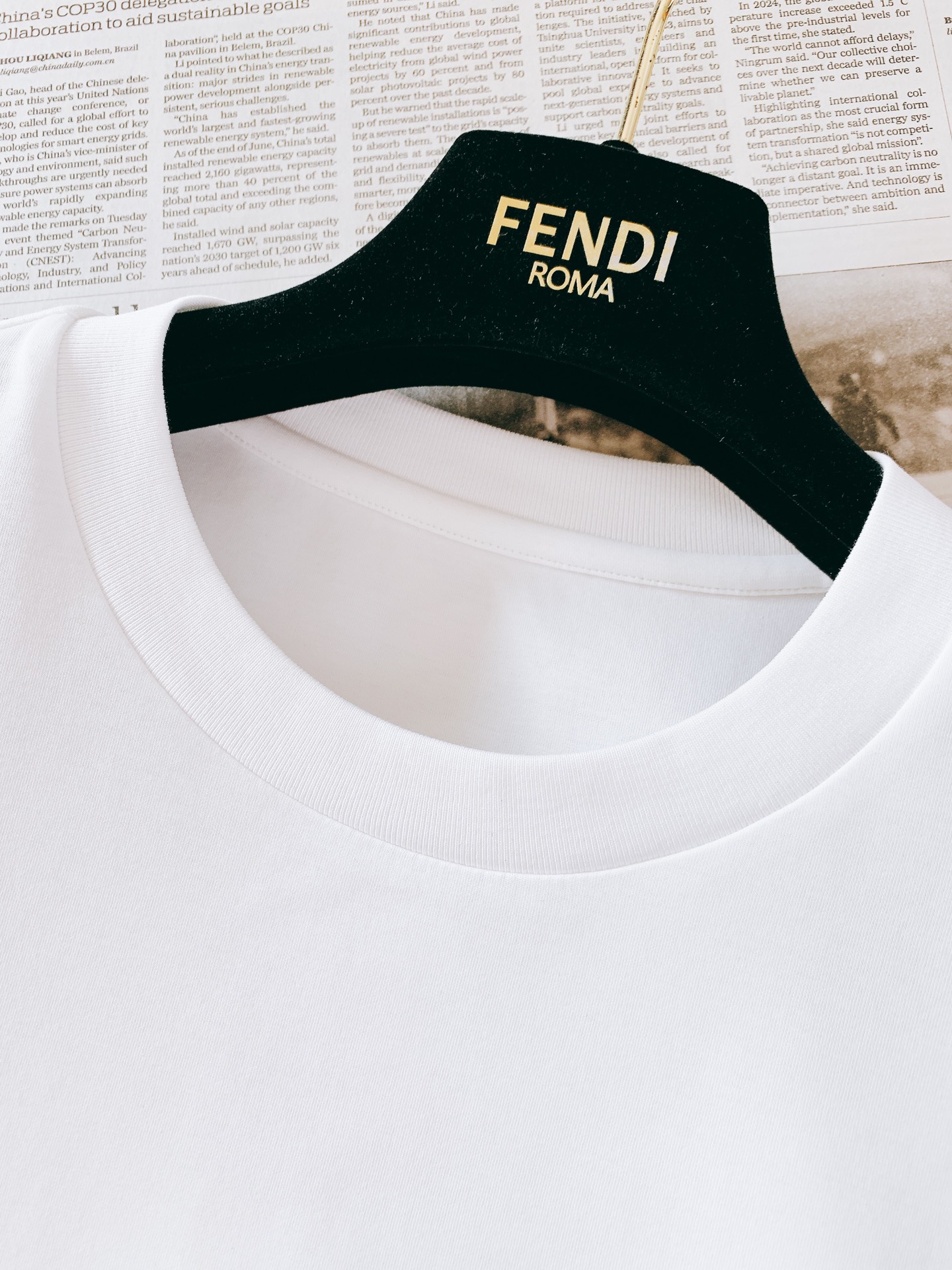 Fendi 芬迪 2026FW早秋新品 植绒标识短袖T恤👕重磅精梳棉面料拿到手就能感受到满满的质感,软糯亲肤还很挺括,上 Fendi 芬迪 2026FW早秋新品 植绒标识短袖T恤👕重磅精梳棉面料拿到手就能感受到满满的质感,软糯亲肤还很挺括,上