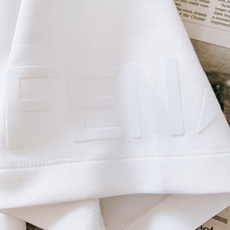 Fendi 芬迪 2026FW早秋新品 植绒标识短袖T恤👕重磅精梳棉面料拿到手就能感受到满满的质感,软糯亲肤还很挺括,上 Fendi 芬迪 2026FW早秋新品 植绒标识短袖T恤👕重磅精梳棉面料拿到手就能感受到满满的质感,软糯亲肤还很挺括,上